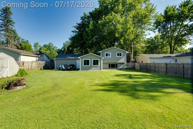 5535 Lake Vista Drive, Waterford, MI 48327