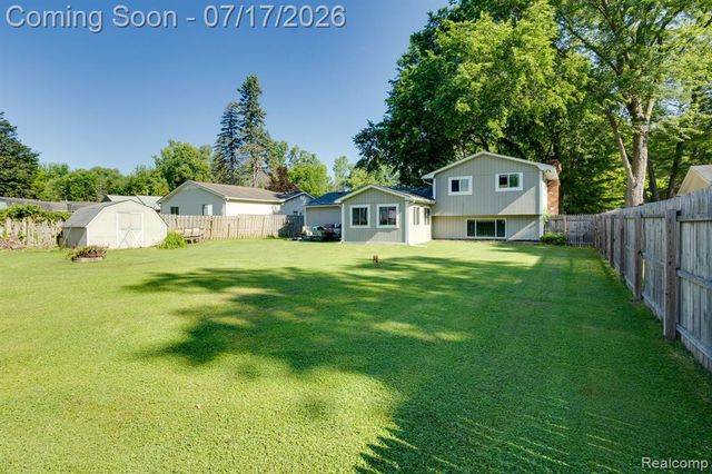 5535 Lake Vista Drive, Waterford, MI 48327