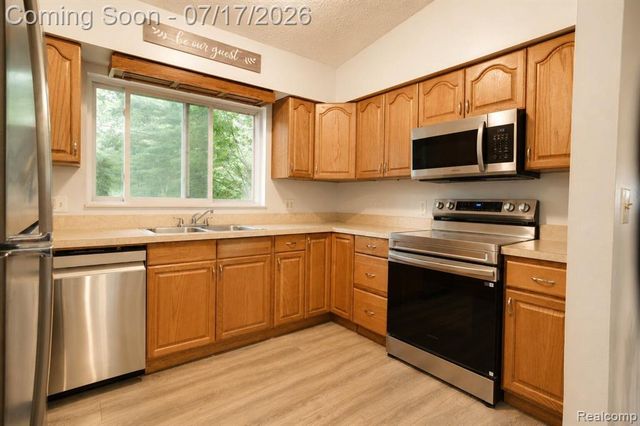 5535 Lake Vista Drive, Waterford, MI 48327