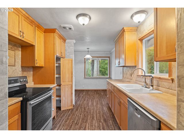 1095 E 2ND St, Coquille, OR 97423