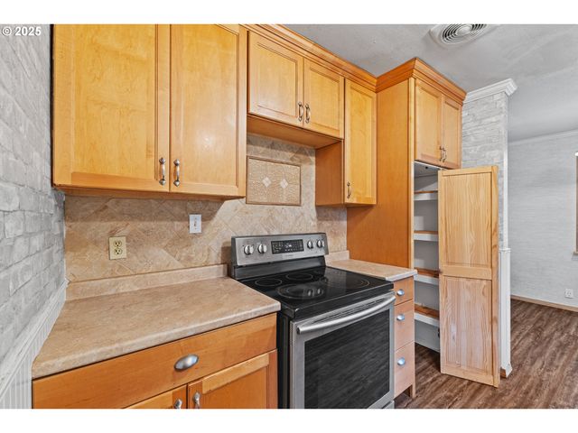 1095 E 2ND St, Coquille, OR 97423