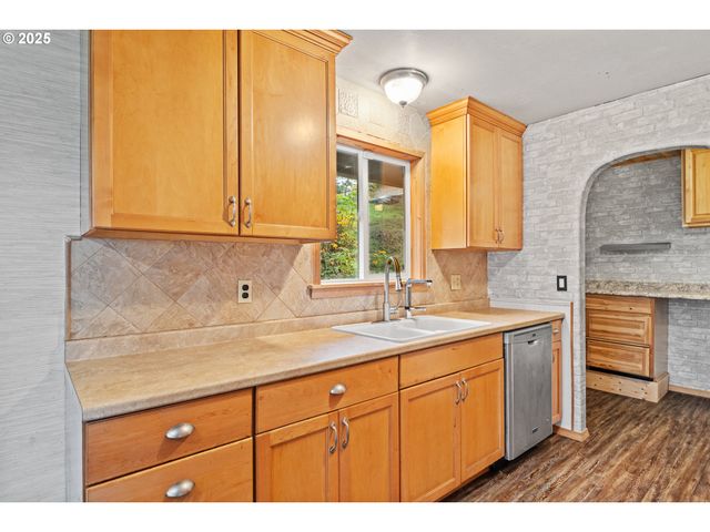 1095 E 2ND St, Coquille, OR 97423