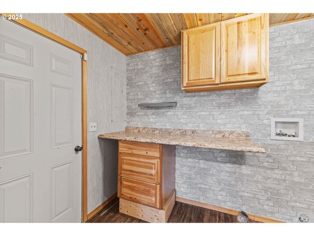 1095 E 2ND St, Coquille, OR 97423