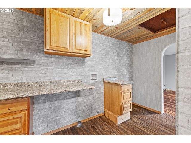 1095 E 2ND St, Coquille, OR 97423