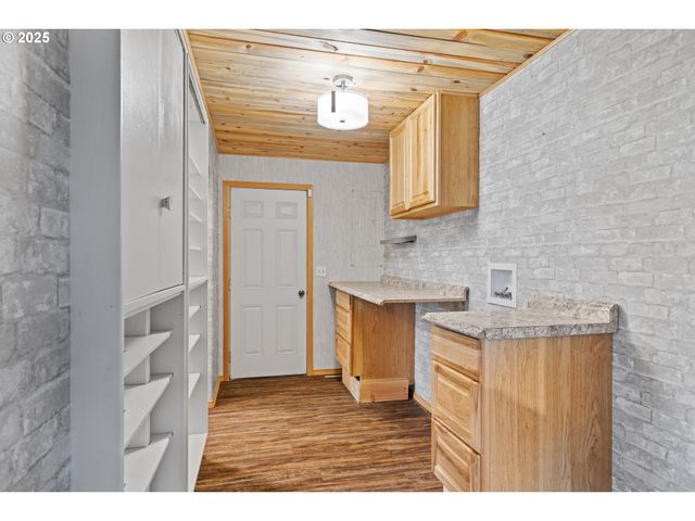 1095 E 2ND St, Coquille, OR 97423