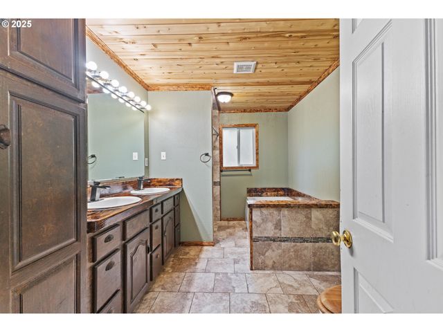 1095 E 2ND St, Coquille, OR 97423