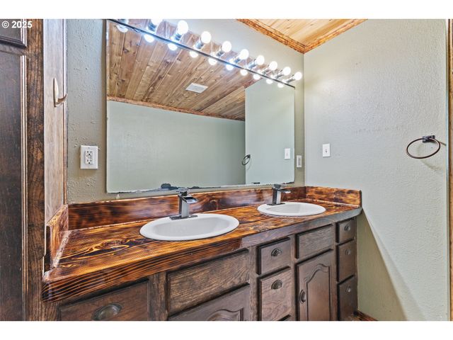 1095 E 2ND St, Coquille, OR 97423