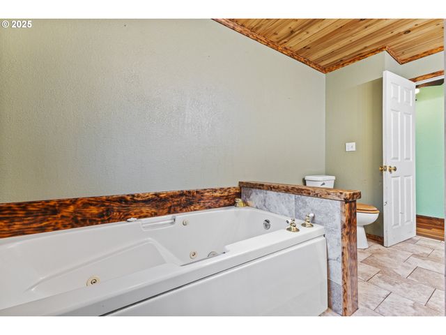 1095 E 2ND St, Coquille, OR 97423