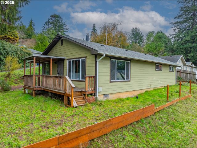 1095 E 2ND St, Coquille, OR 97423