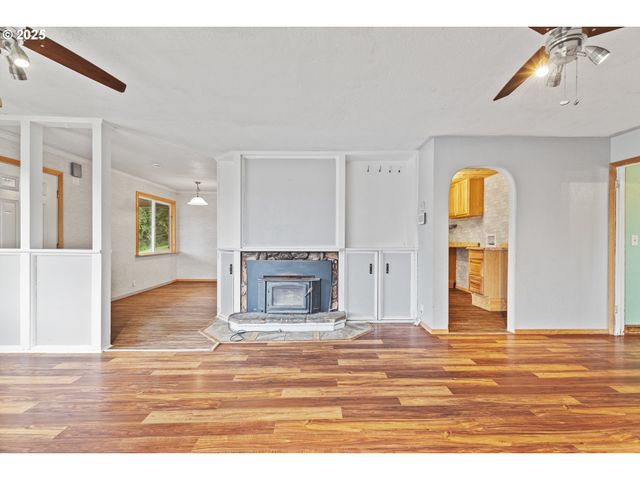 1095 E 2ND St, Coquille, OR 97423