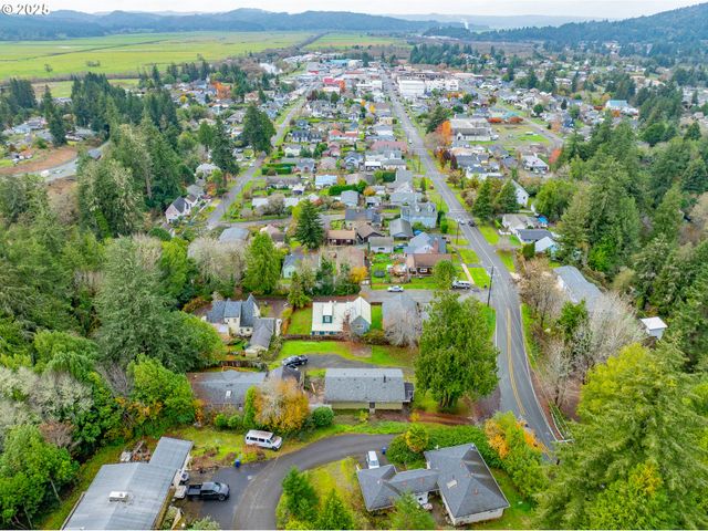 1095 E 2ND St, Coquille, OR 97423