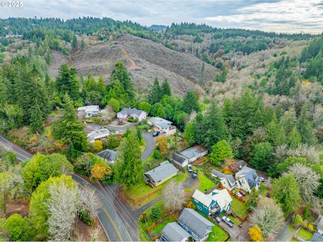 1095 E 2ND St, Coquille, OR 97423