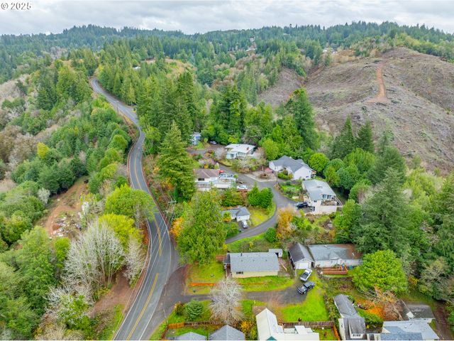 1095 E 2ND St, Coquille, OR 97423