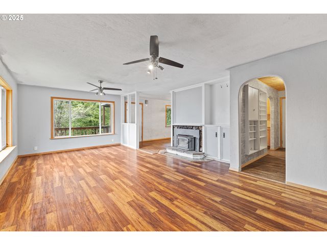 1095 E 2ND St, Coquille, OR 97423