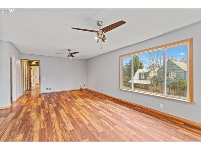 1095 E 2ND St, Coquille, OR 97423