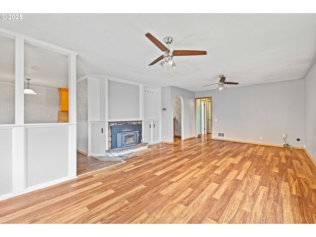 1095 E 2ND St, Coquille, OR 97423