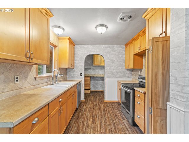 1095 E 2ND St, Coquille, OR 97423