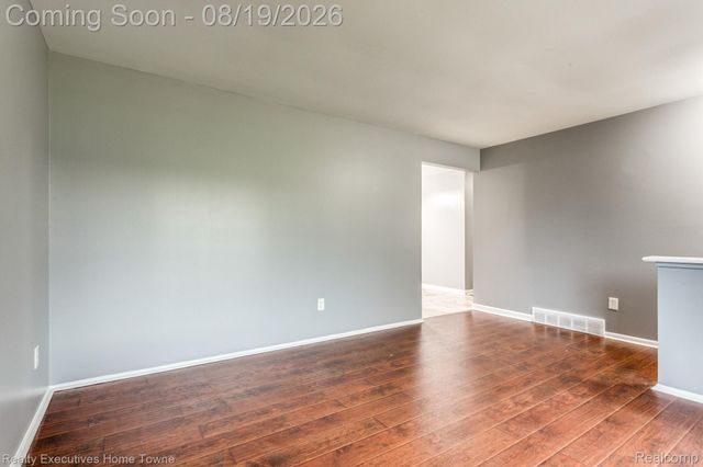 2448 Oakcrest Road, Sterling Heights, MI 48310