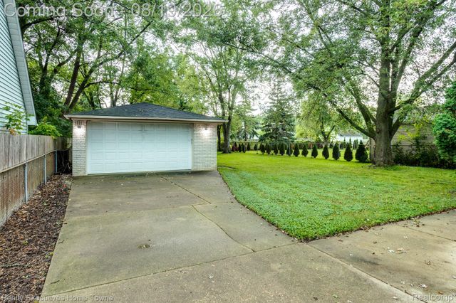 2448 Oakcrest Road, Sterling Heights, MI 48310