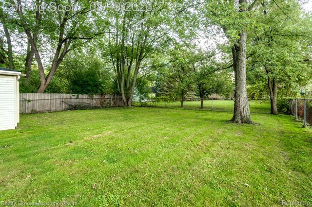 2448 Oakcrest Road, Sterling Heights, MI 48310