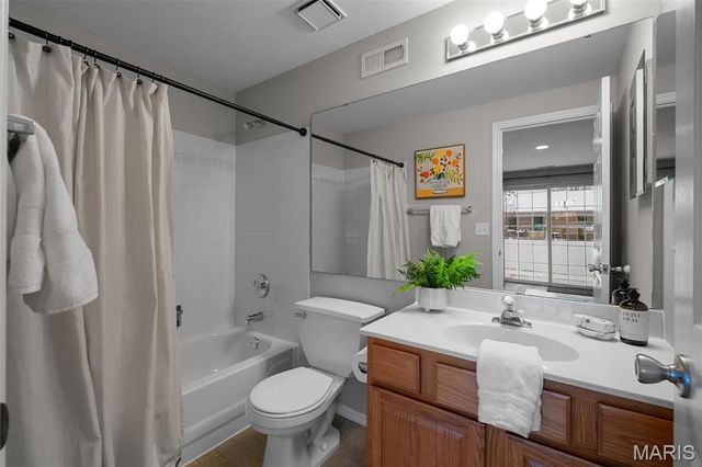 9440 Dennison Grove Court, Sunset Hills, MO 63126