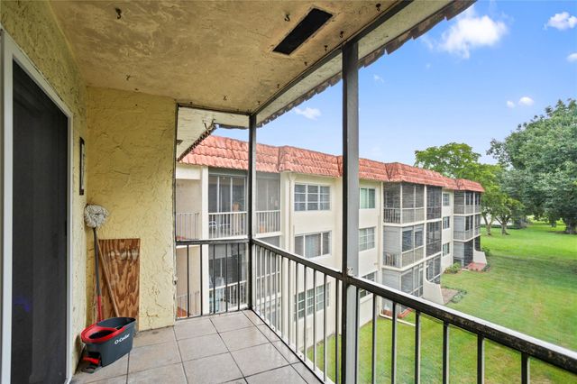 8990 S Hollybrook Boulevard Unit 305, Pembroke Pines, FL 33025