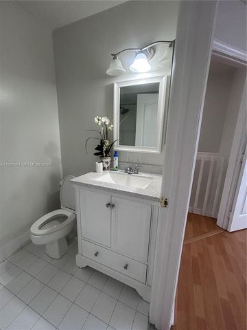 8260 NW 10th 7, Miami, FL 33126