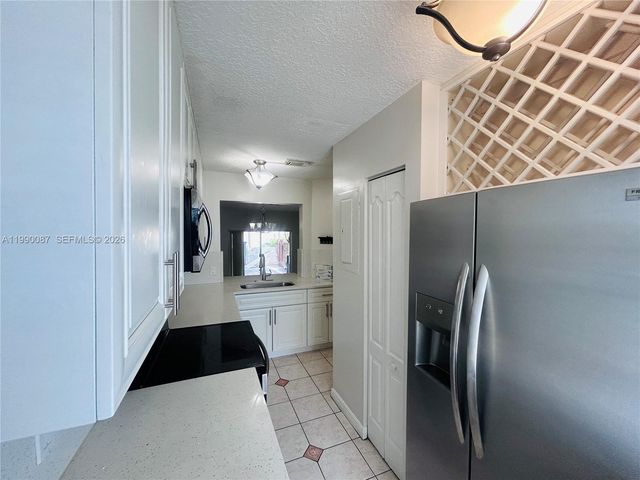 8260 NW 10th 7, Miami, FL 33126