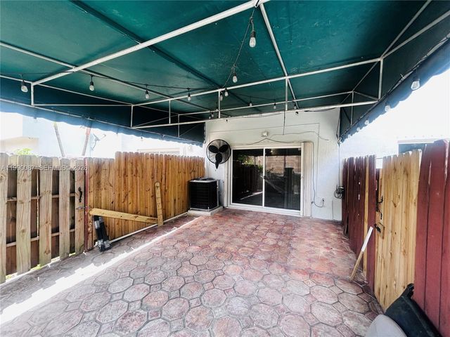 8260 NW 10th 7, Miami, FL 33126