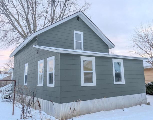 904 W 8TH AVENUE, Oshkosh, WI 54902