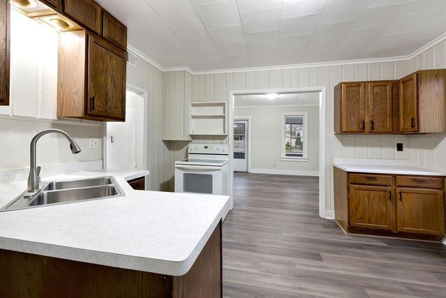 904 W 8TH AVENUE, Oshkosh, WI 54902