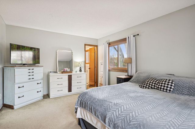 4384 Oakhurst Avenue, Vadnais Heights, MN 55127