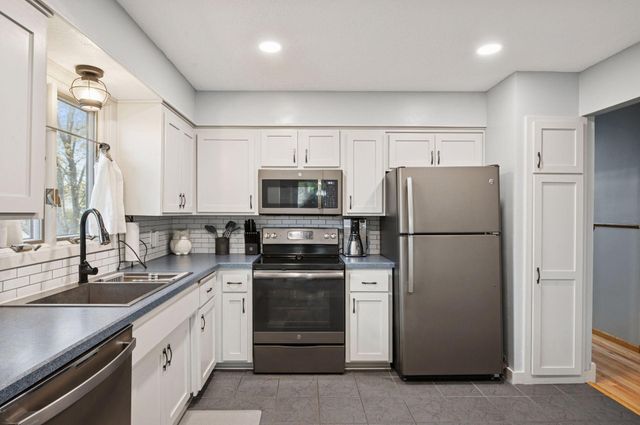 4384 Oakhurst Avenue, Vadnais Heights, MN 55127