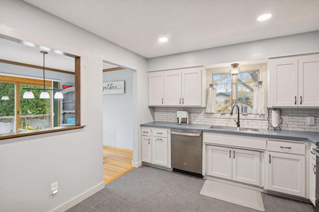 4384 Oakhurst Avenue, Vadnais Heights, MN 55127