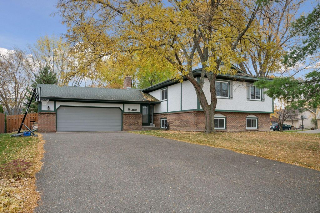 4384 Oakhurst Avenue, Vadnais Heights, MN 55127