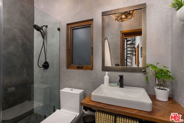 1905 Weepah Way, Los Angeles, CA 90046