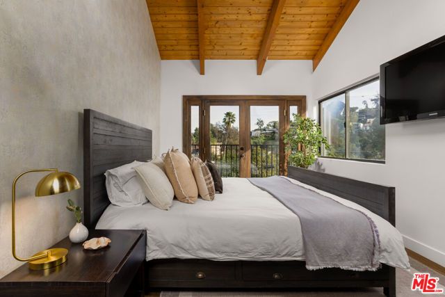 1905 Weepah Way, Los Angeles, CA 90046