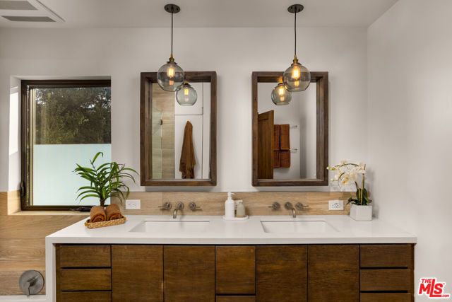 1905 Weepah Way, Los Angeles, CA 90046