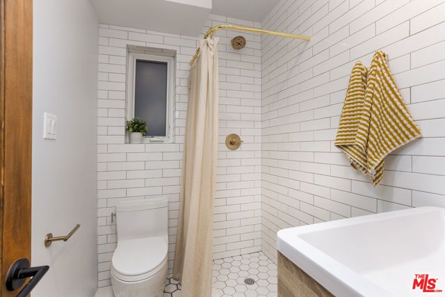 1905 Weepah Way, Los Angeles, CA 90046