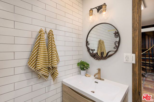 1905 Weepah Way, Los Angeles, CA 90046