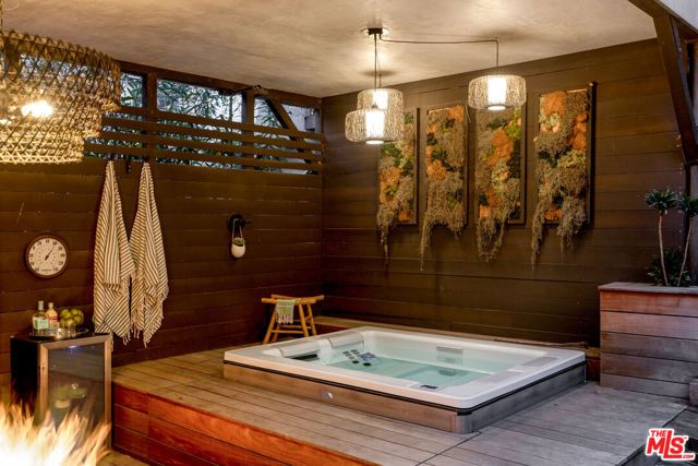 1905 Weepah Way, Los Angeles, CA 90046