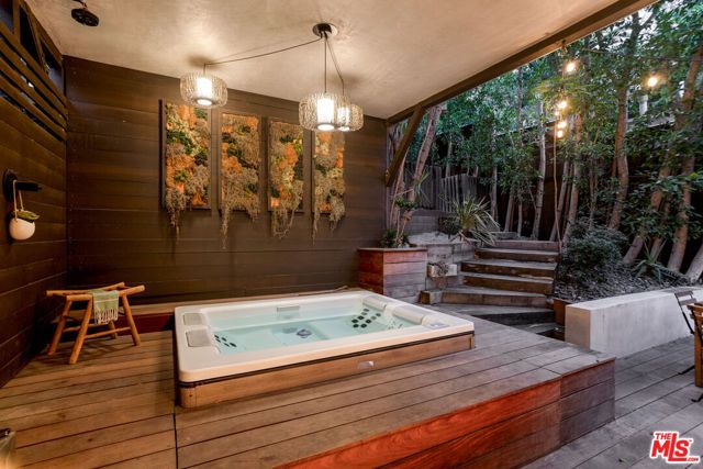 1905 Weepah Way, Los Angeles, CA 90046