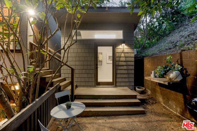 1905 Weepah Way, Los Angeles, CA 90046