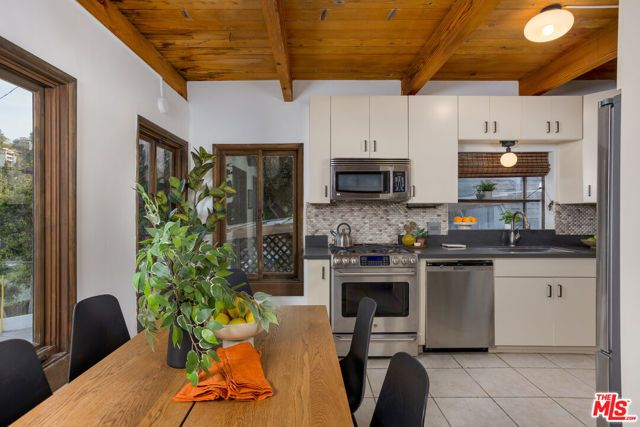 1905 Weepah Way, Los Angeles, CA 90046