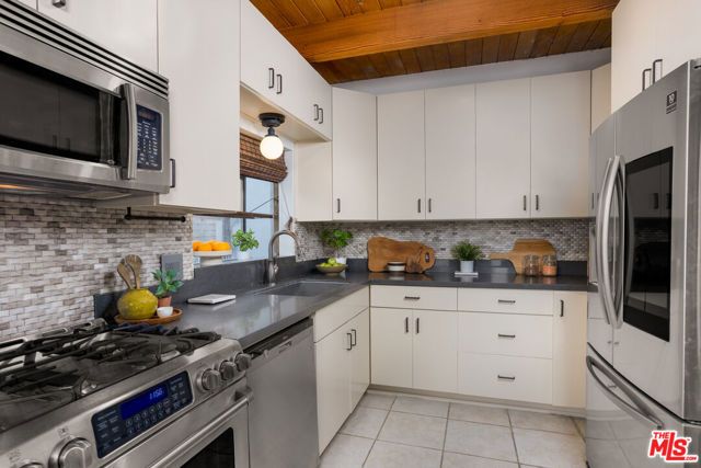 1905 Weepah Way, Los Angeles, CA 90046