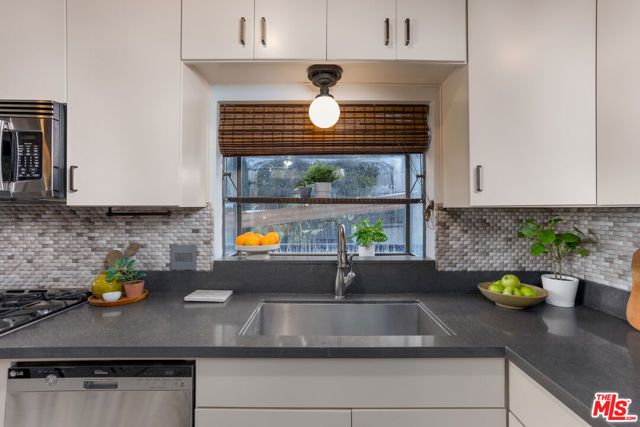 1905 Weepah Way, Los Angeles, CA 90046