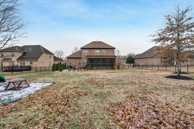 1006 Tower Hill Ln, Hendersonville, TN 37075