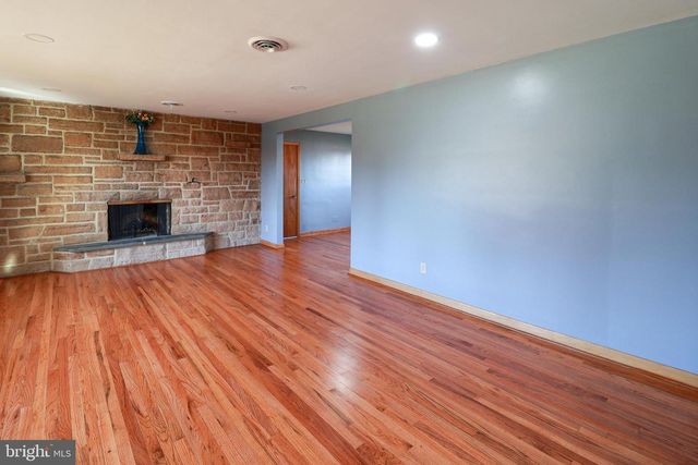 661 COLLEEN DR, Harrisburg, PA 17109