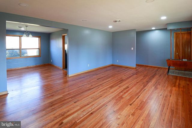 661 COLLEEN DR, Harrisburg, PA 17109