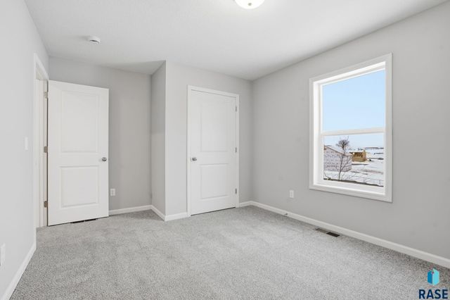 2713 S Copper Creek Ave Avenue, Sioux Falls, SD 57110